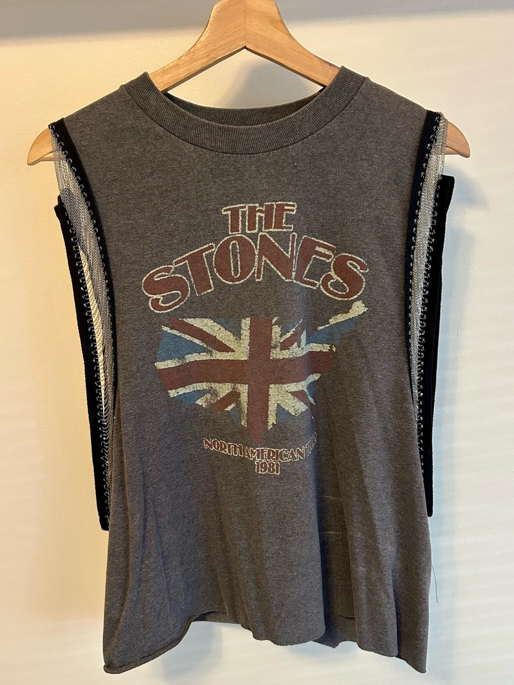 TRENDY AND TIPSY Vintage Grey Rolling Stones Chain Tank Top Band T-shirt. M - Picture 2 of 6
